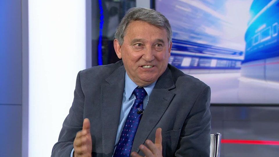 Graham Taylor juga sempat melatih Watford dan Aston Villa.  Copyright: © skysports.com